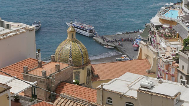 俯瞰Positano, Costiera Amalfitana(阿马尔菲海岸)，联合国教科文组织世界遗产地，萨莱诺省，坎帕尼亚，意大利，欧洲视频素材