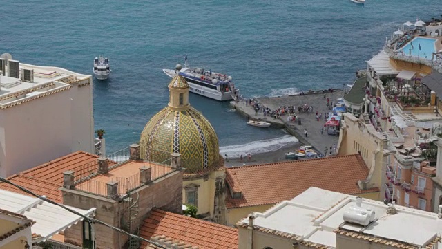 俯瞰Positano, Costiera Amalfitana(阿马尔菲海岸)，联合国教科文组织世界遗产地，萨莱诺省，坎帕尼亚，意大利，欧洲视频素材