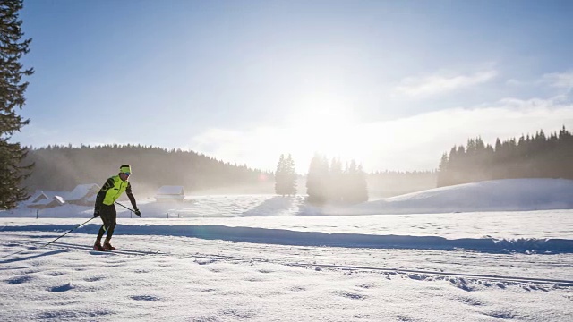 越野滑雪在冬季仙境视频素材