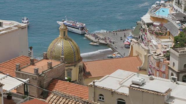 俯瞰Positano, Costiera Amalfitana(阿马尔菲海岸)，联合国教科文组织世界遗产地，萨莱诺省，坎帕尼亚，意大利，欧洲视频素材