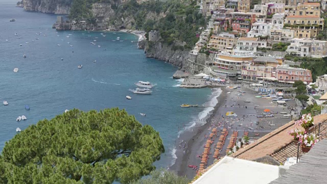 俯瞰Positano, Costiera Amalfitana(阿马尔菲海岸)，联合国教科文组织世界遗产地，萨莱诺省，坎帕尼亚，意大利，欧洲视频素材