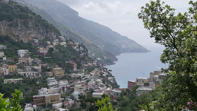 俯瞰Positano, Costiera Amalfitana(阿马尔菲海岸)，联合国教科文组织世界遗产地，萨莱诺省，坎帕尼亚，意大利，欧洲视频素材