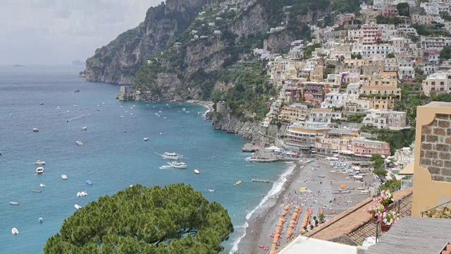 俯瞰Positano, Costiera Amalfitana(阿马尔菲海岸)，联合国教科文组织世界遗产地，萨莱诺省，坎帕尼亚，意大利，欧洲视频素材