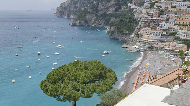 俯瞰Positano, Costiera Amalfitana(阿马尔菲海岸)，联合国教科文组织世界遗产地，萨莱诺省，坎帕尼亚，意大利，欧洲视频素材