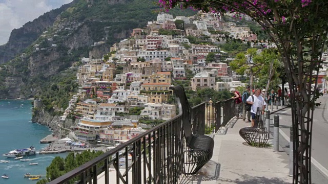 俯瞰Positano, Costiera Amalfitana(阿马尔菲海岸)，联合国教科文组织世界遗产地，萨莱诺省，坎帕尼亚，意大利，欧洲视频素材