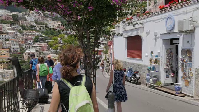 俯瞰Positano, Costiera Amalfitana(阿马尔菲海岸)，联合国教科文组织世界遗产地，萨莱诺省，坎帕尼亚，意大利，欧洲视频素材