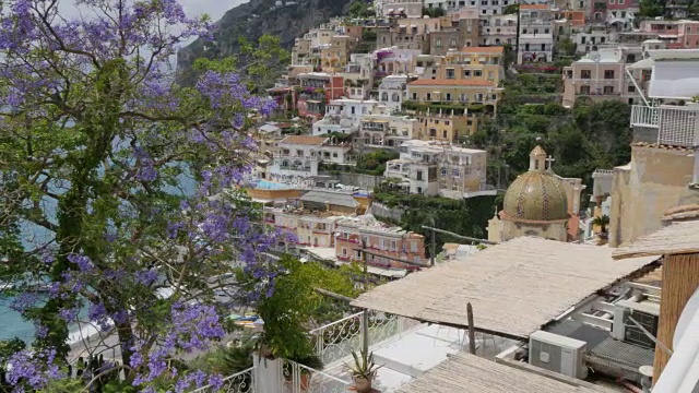 俯瞰Positano, Costiera Amalfitana(阿马尔菲海岸)，联合国教科文组织世界遗产地，萨莱诺省，坎帕尼亚，意大利，欧洲视频素材