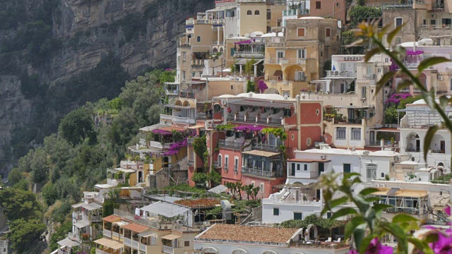 俯瞰Positano, Costiera Amalfitana(阿马尔菲海岸)，联合国教科文组织世界遗产地，萨莱诺省，坎帕尼亚，意大利，欧洲视频素材