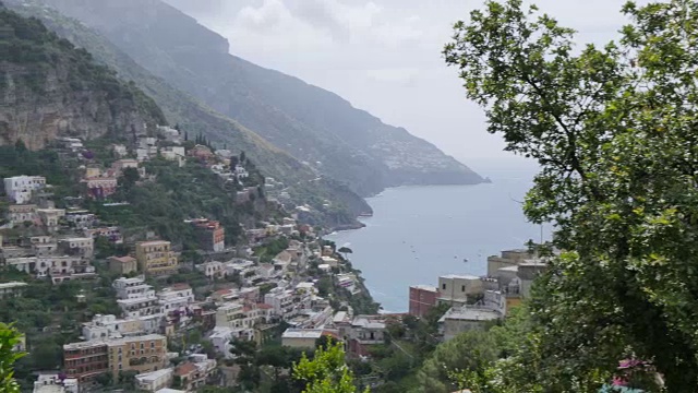 俯瞰Positano, Costiera Amalfitana(阿马尔菲海岸)，联合国教科文组织世界遗产地，萨莱诺省，坎帕尼亚，意大利，欧洲视频素材