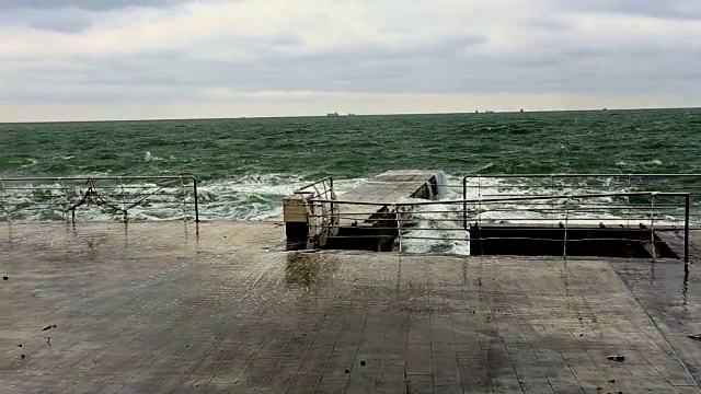 暴风雨的日子里海浪拍打着防波堤视频素材