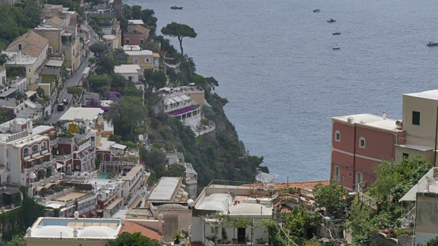 俯瞰Positano, Costiera Amalfitana(阿马尔菲海岸)，联合国教科文组织世界遗产地，萨莱诺省，坎帕尼亚，意大利，欧洲视频素材