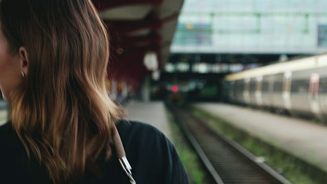 年轻女子在等火车视频素材