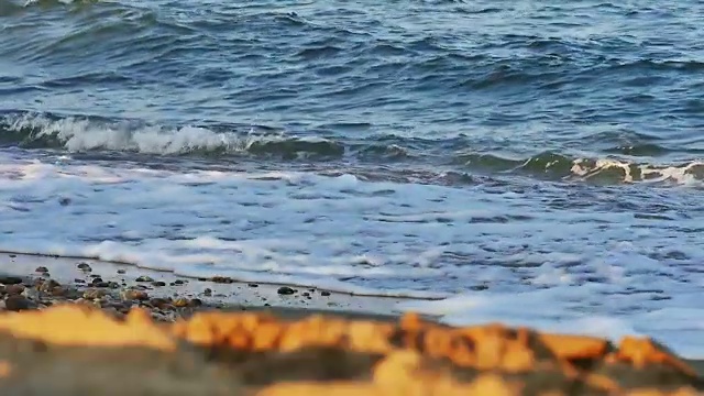 海浪在海滩的慢动作视频素材