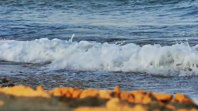 海浪在海滩的慢动作视频素材