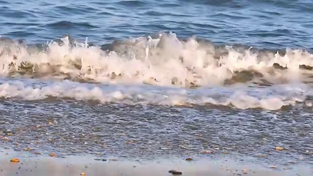 海浪在海滩的慢动作视频素材