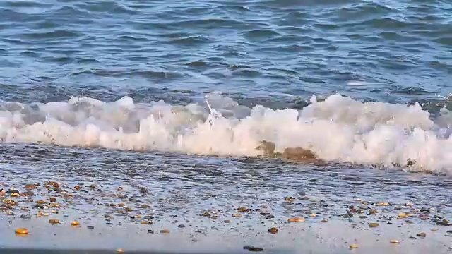 海浪在海滩的慢动作视频素材