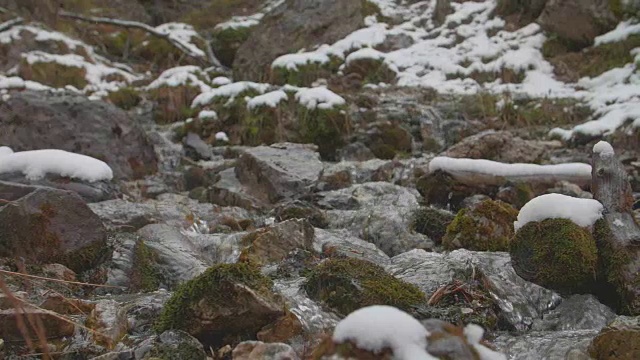 徒步者攀登山间小径视频素材