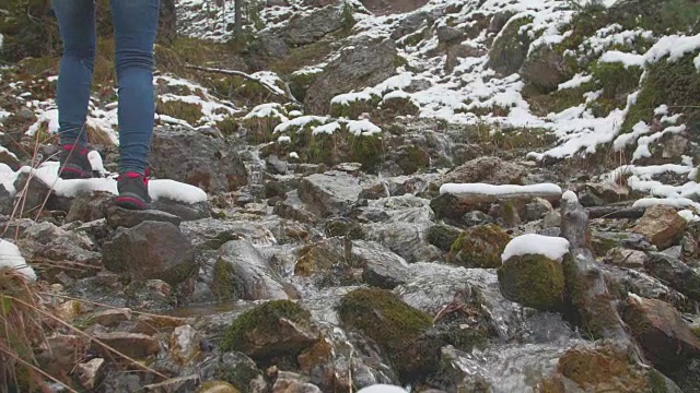 徒步者攀登山间小径视频素材