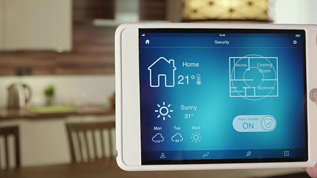 使用数字平板电脑上的应用程序打开屋内的警报系统视频素材