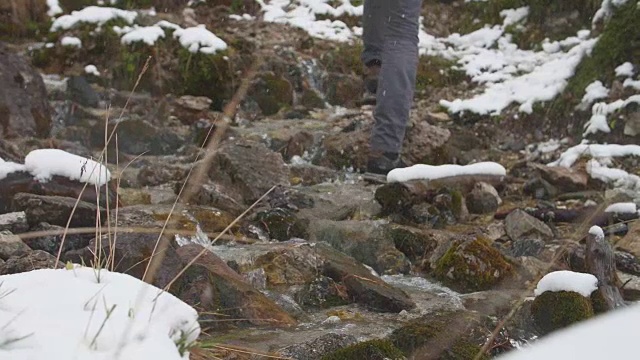 徒步者攀登山间小径视频素材