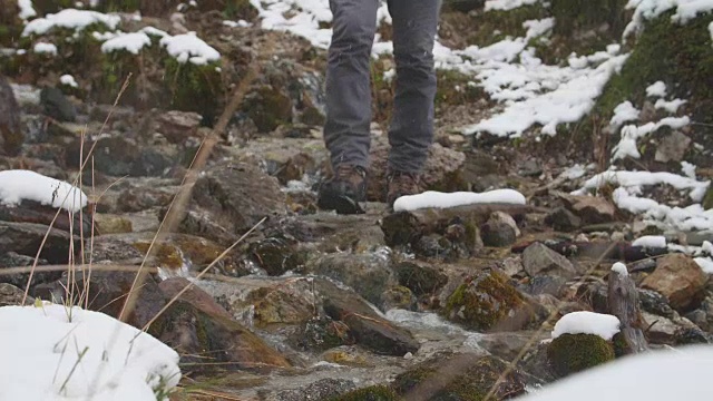 徒步者攀登山间小径视频素材