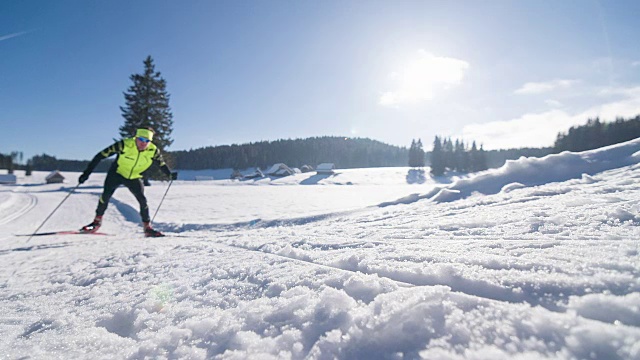 越野滑雪者在山上滑冰视频素材