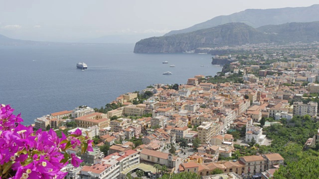 从Sorrento, Costiera Amalfitana(阿马尔菲海岸)俯瞰维苏维奥和Terrheinian海，联合国教科文组织世界遗产地，坎帕尼亚，意大利，欧洲视频素材