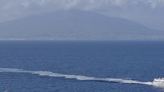 维苏威火山和第勒尼安海俯瞰索伦托，科斯蒂拉阿玛菲塔纳(阿玛菲海岸)，联合国教科文组织世界遗产，坎帕尼亚，意大利，欧洲视频素材