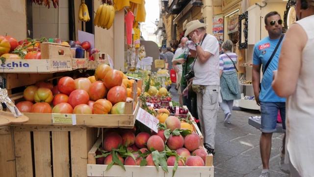 在Via S. Cesareo, Sorrento, Costiera Amalfitana(阿马尔菲海岸)，联合国教科文组织世界遗产地，坎帕尼亚，意大利，欧洲视频素材