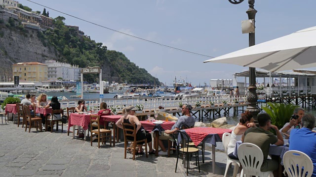 餐厅在Marina Grande, Sorrento, Costiera Amalfitana(阿马尔菲海岸)，联合国教科文组织世界遗产，坎帕尼亚，意大利，欧洲视频素材