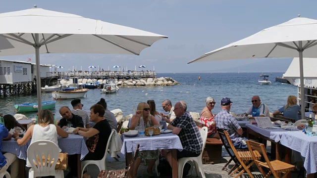 餐厅在Marina Grande, Sorrento, Costiera Amalfitana(阿马尔菲海岸)，联合国教科文组织世界遗产，坎帕尼亚，意大利，欧洲视频素材