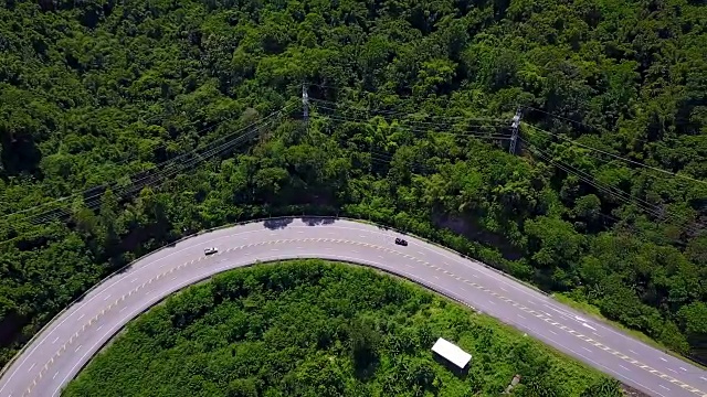 鸟瞰图汽车行驶在蜿蜒的山路上视频素材