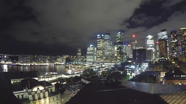 在环形码头的悉尼海港夜晚的推移视频素材