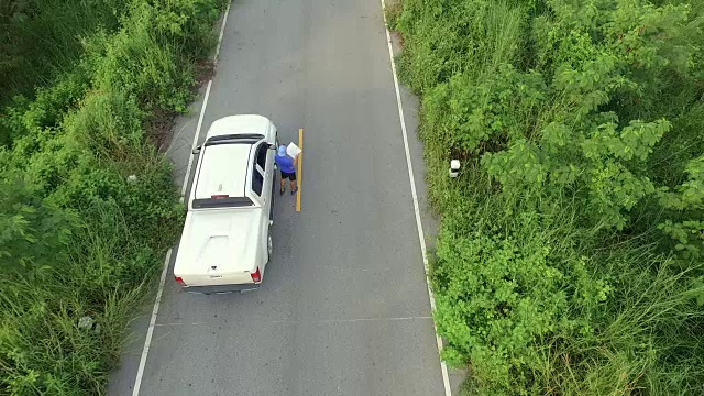 男人停下车，看地图开车去目的地。视频素材