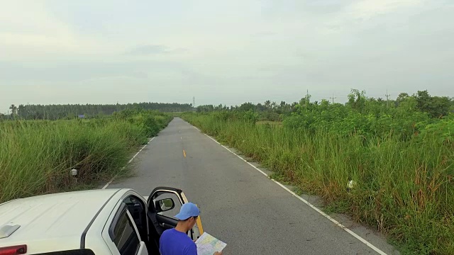 男人停下车，看地图开车去目的地。视频素材