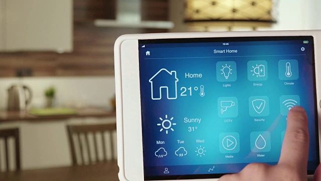 使用数字平板电脑上的应用程序监控家里的无线网络视频素材