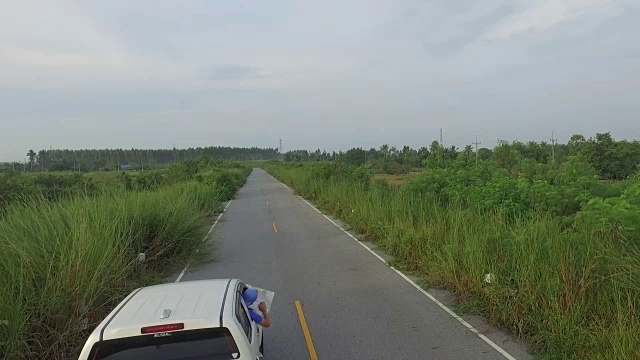 男人停下车，看地图开车去目的地。视频素材