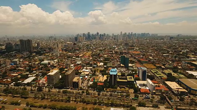 有摩天大楼和建筑物的空中城市。菲律宾,马尼拉马卡迪视频素材