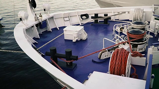 大海的绳子。船的船头，上面有海缆视频素材