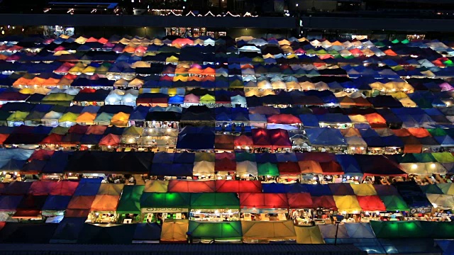 屠:在夜市散步视频素材