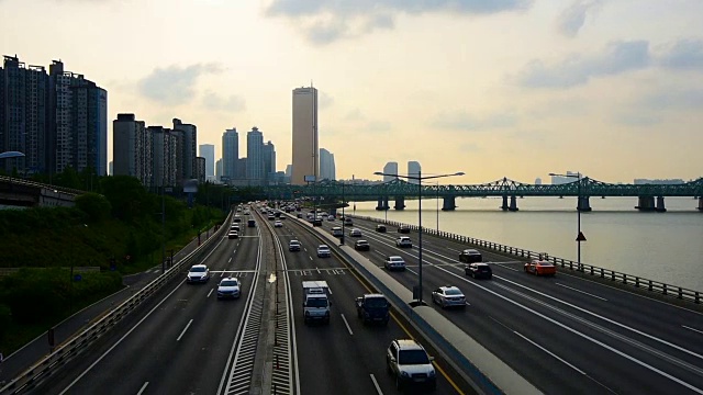 首尔市的交通和建筑。视频素材