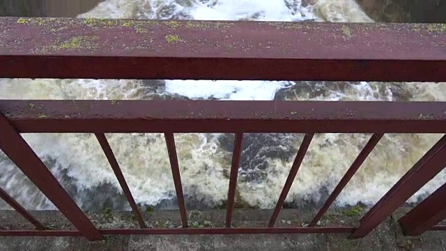 雨后河水在河堤上溅起水花视频素材