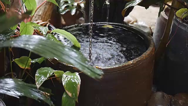 雨落在井里视频素材