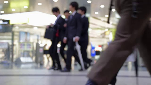 日本新大阪站门口游客人群的抽象模糊背景视频素材