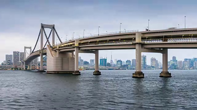 日以继夜:虹桥与东京塔和东京湾Shuto高速公路11台场城区，日本视频素材