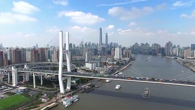 现代城市中城区现代桥的鸟瞰图视频素材