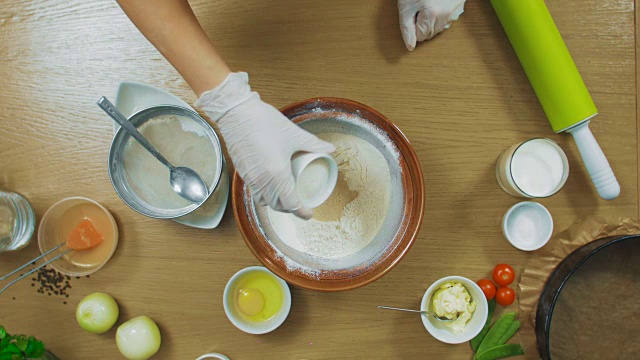 女人在玻璃碗里做饺子饼干面团，俯视图视频素材