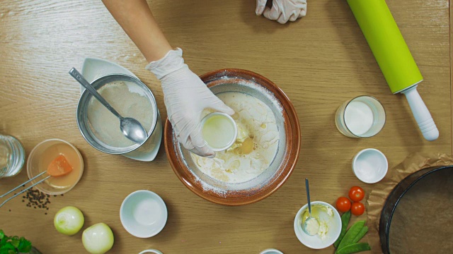 女人在玻璃碗里做饺子饼干面团，俯视图视频素材