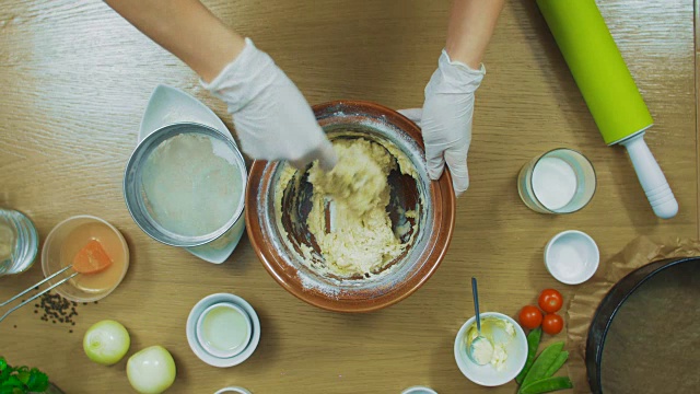 女人在玻璃碗里做饺子饼干面团，俯视图视频素材