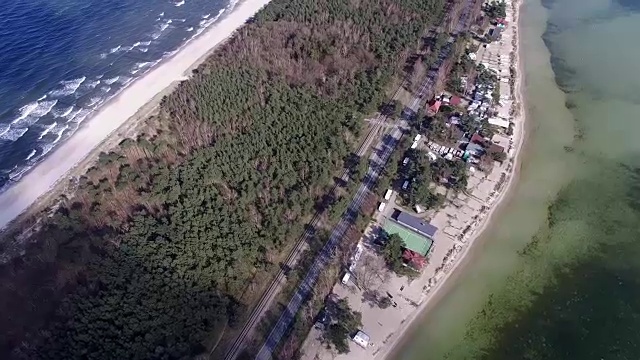 波兰赫尔半岛海边汽车的空中飞行视频素材